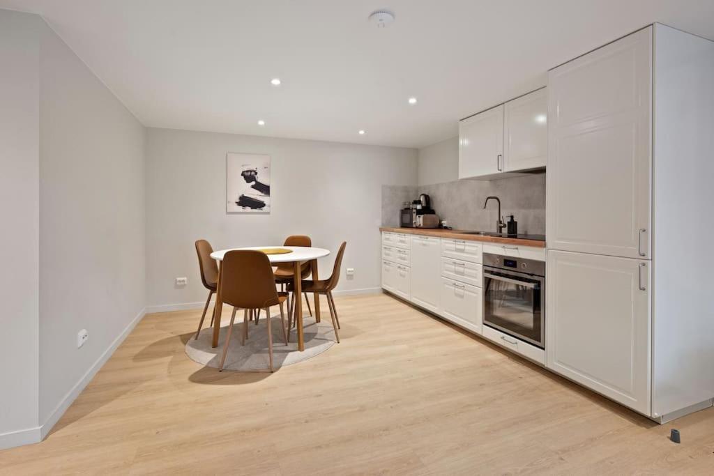 Practical Basement Apt With All Home Comforts Close To City Centre ستافانجر المظهر الخارجي الصورة